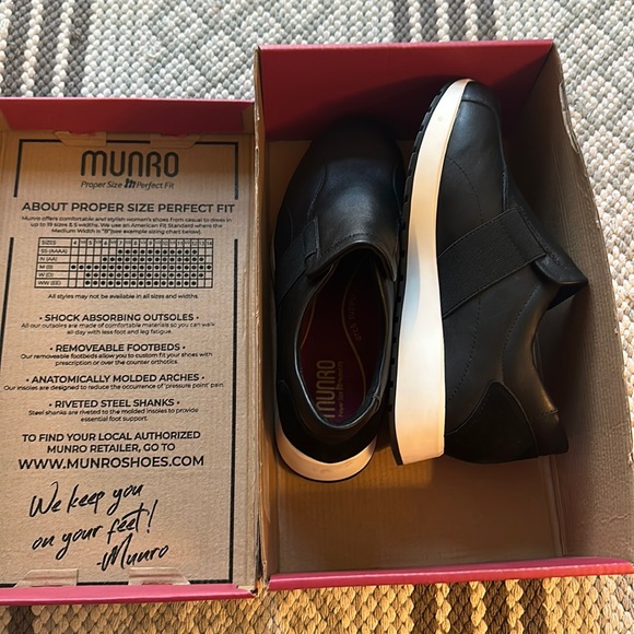 NIB $230 Munro Laurel Black Leather Sleek Slip On Sneakers women size 7 W - Picture 5 of 8